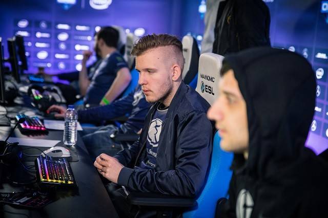 Ninjas in Pyjamas 在 LPL Split 1 2025 中击败了 Royal Never Give Up